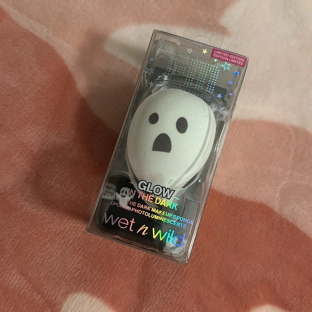 Wet n Wild Glow In The Dark Ghost Makeup Sponge